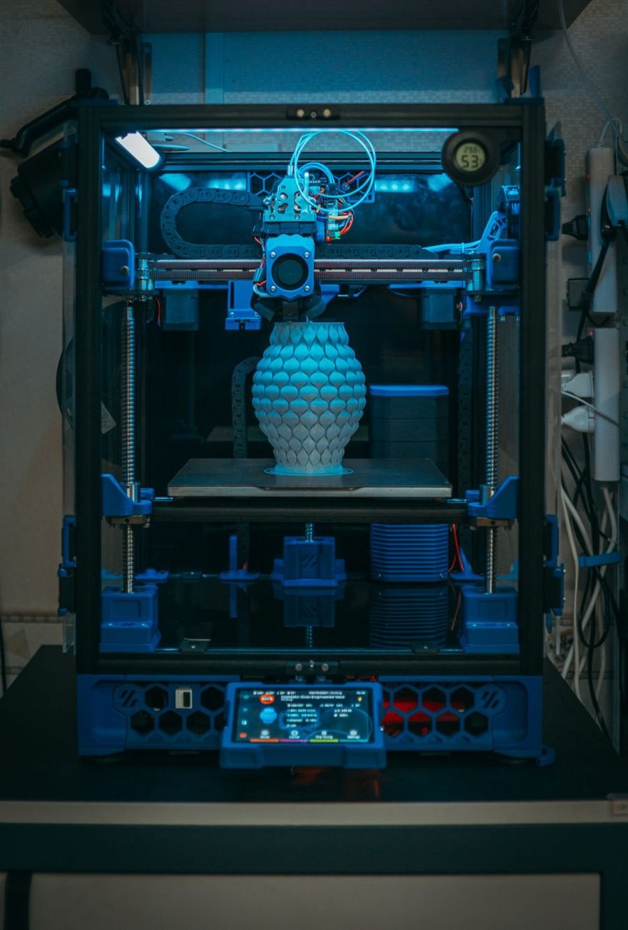 Vase décoratif en cours d'impression 3D en PLA
