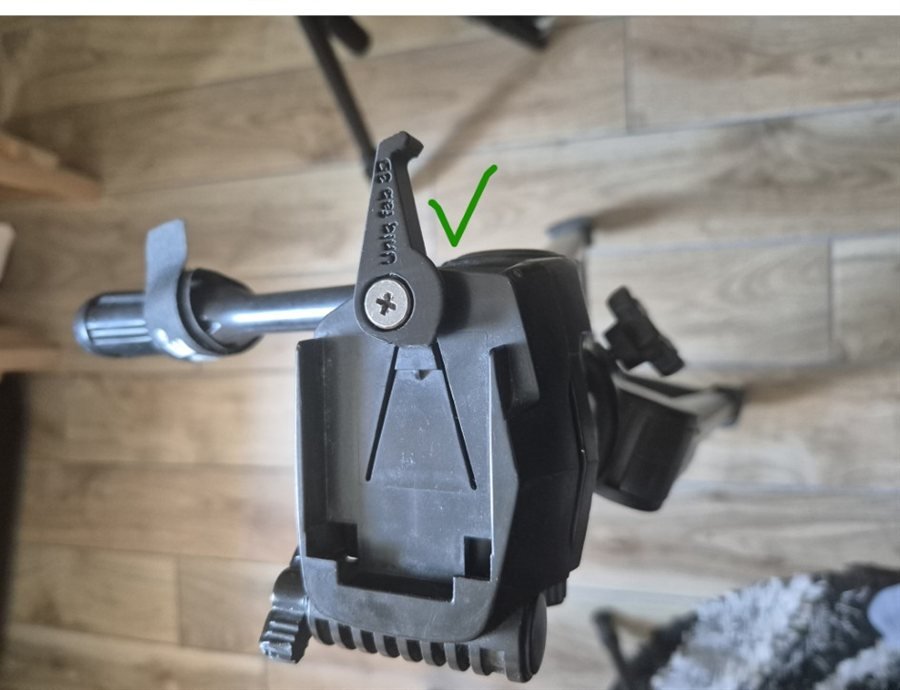 Pièce de réparation imprimée en PETG installée sur un trépied